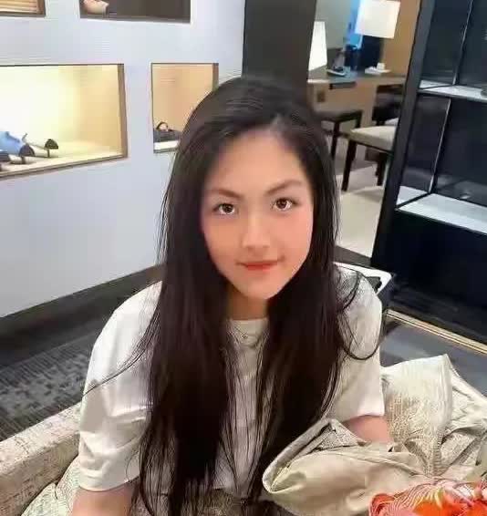 李湘家里真豪华气派，这样的的豪华的家得花几个亿吧。李湘让女儿站在自己家里拍照