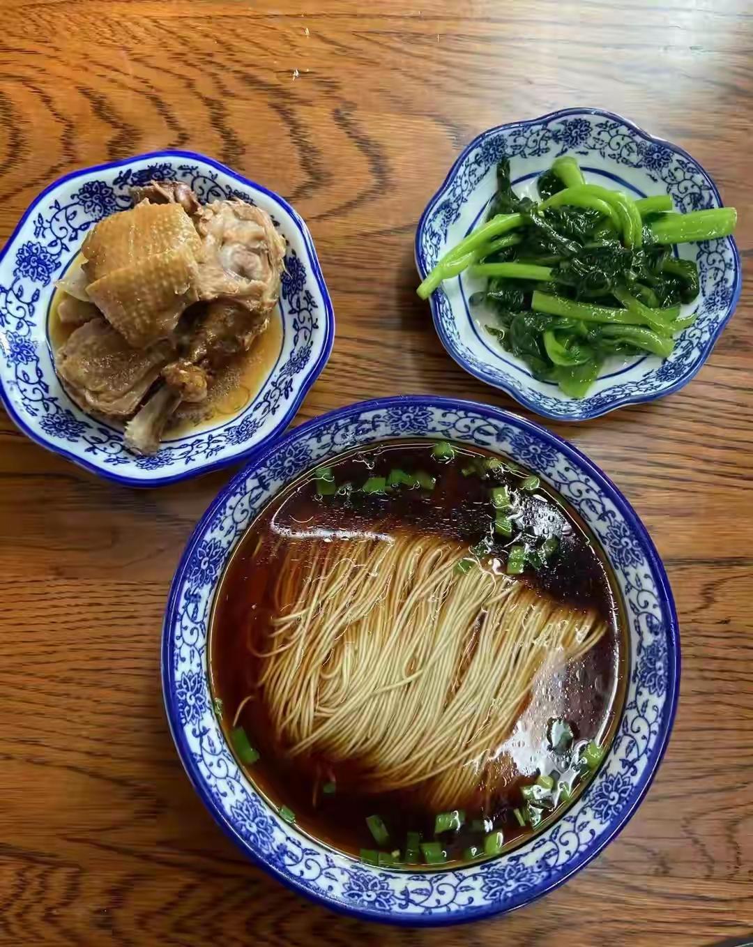 早上七点，平江路一家装修考究的面馆里，一个游客举着手机拍了碗68元的三虾面，发了