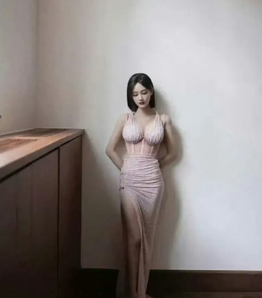 李一桐，让人不敢相信的身材！​​​