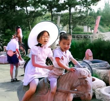 这是1980年的夏天，姐弟俩骑在圆明园的一匹石马背上。这匹石马很招孩子们喜欢。当