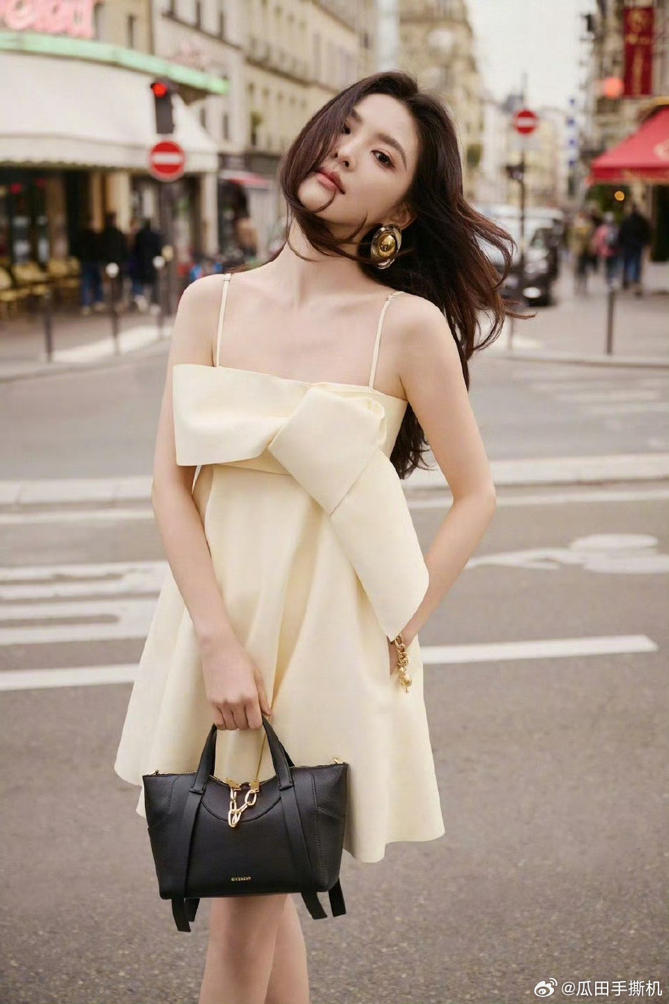 章若楠黄色蝴蝶结吊带裙巴黎时装周纪章若楠嫩黄蝴蝶结吊带裙杀疯了！！！