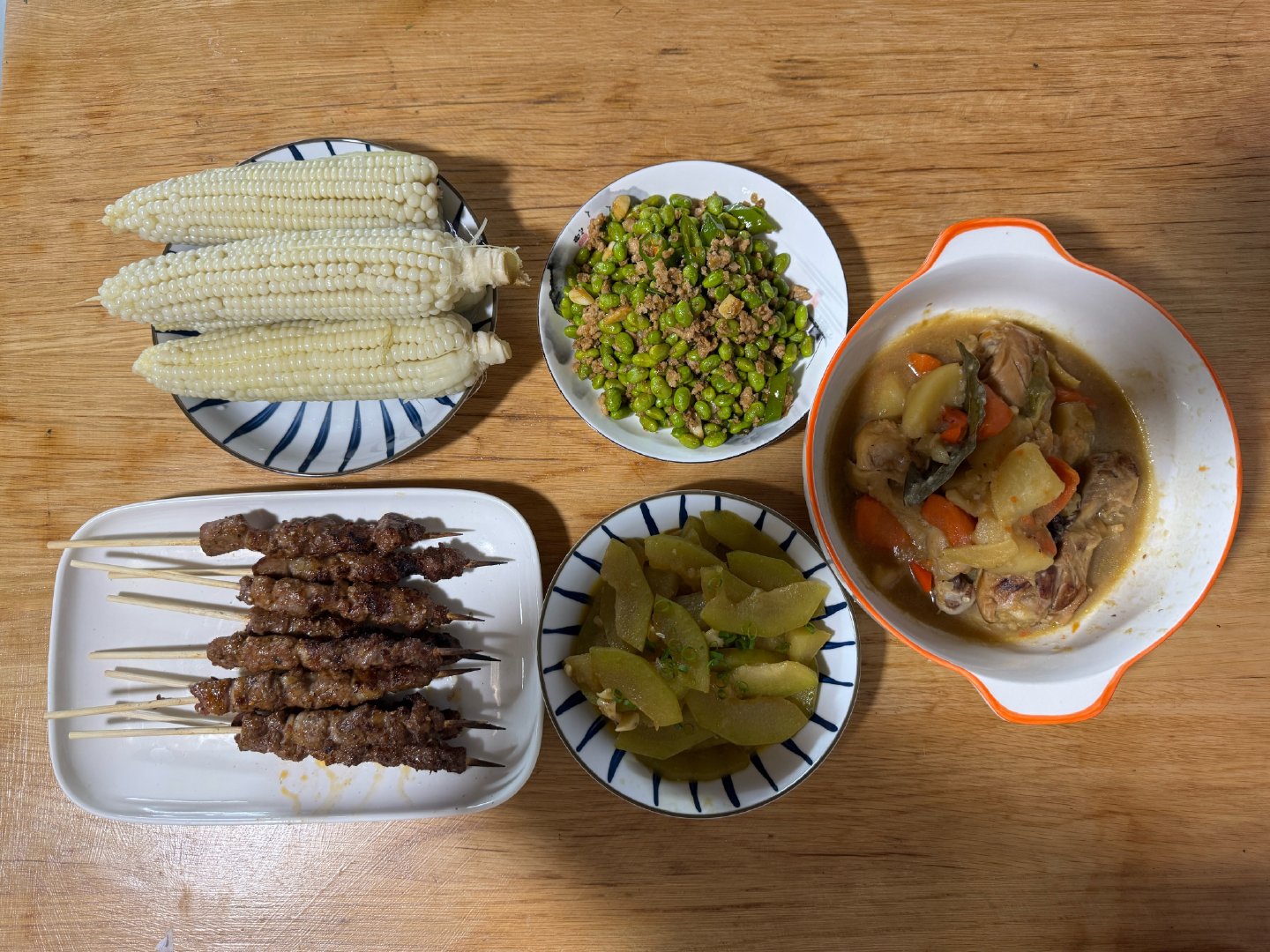 今天的晚餐可以说非常丰富了！羊肉串是山姆买的火是小郭生的肉是我婆婆烤的这个量3-4人吃正好（我们家吃