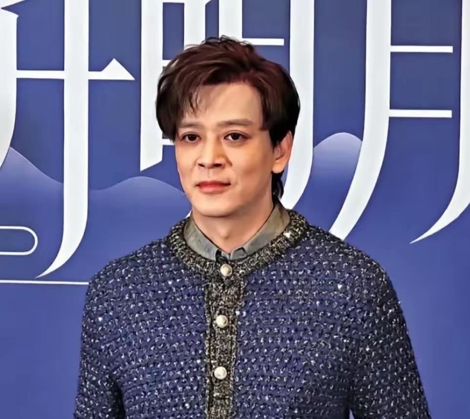 陈晓东和谢霆锋同期出道，却走上了两条完全不同的路。1998年陈晓东因不堪恩师戴思聪高压压榨提出解约，