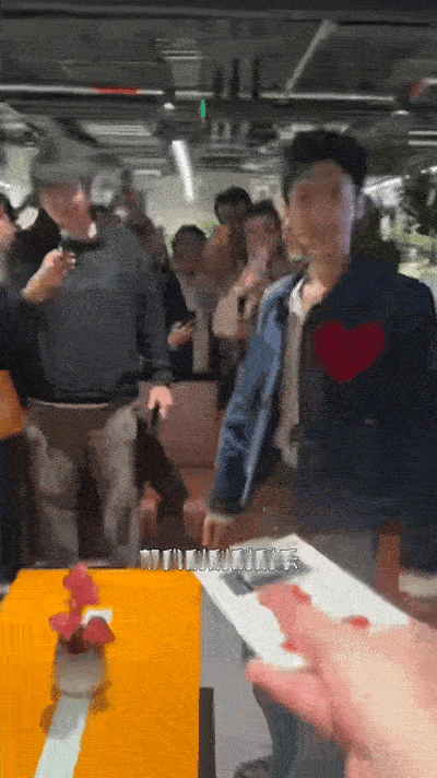 罗云熙刮刮乐刮出男宾一位罗云熙活动扫楼太会整活！接下男粉递的刮刮乐还放话“中奖