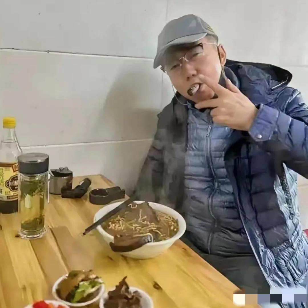 范明在小面馆吃个面，都这么霸气，你看是吗？