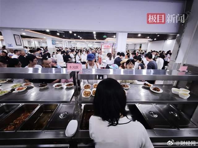 荣昌政府食堂又被近三千游客挤瘫了政府食堂成网红打卡点，荣昌又解锁了文旅新密码。游