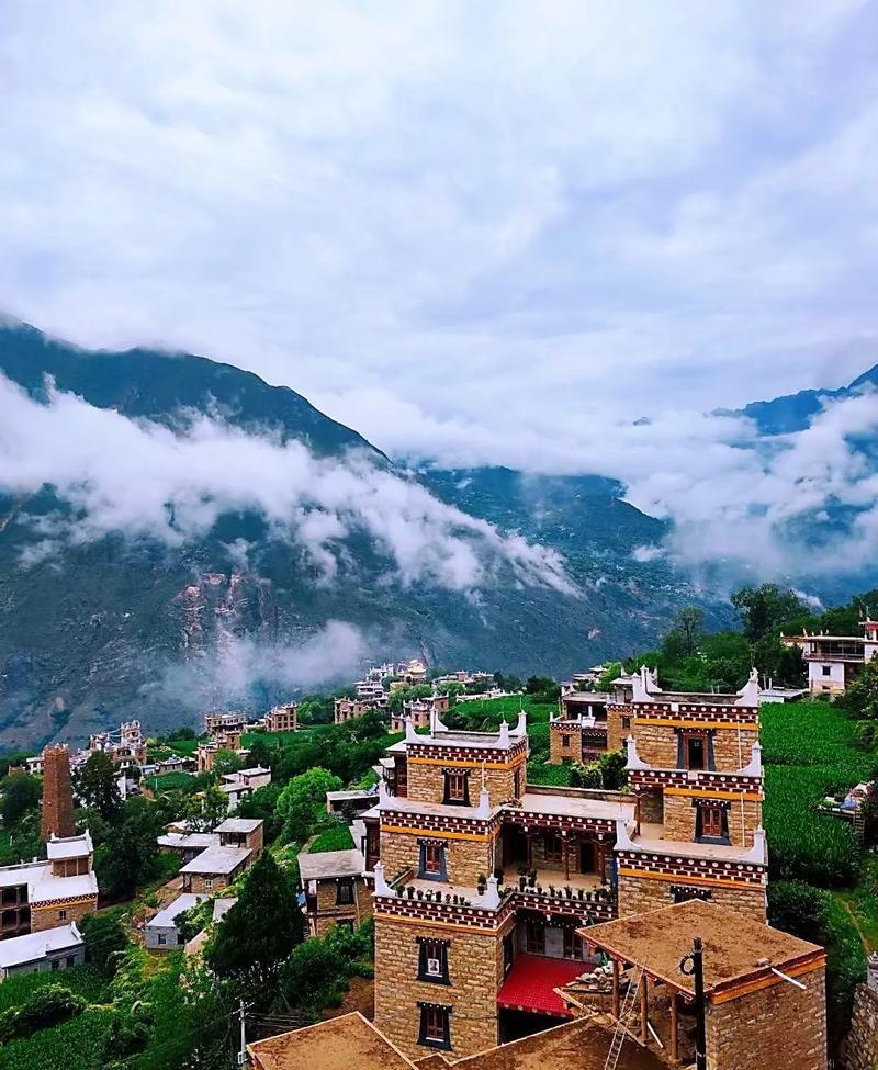 中国最美藏寨，四川丹巴美景攻略！四川丹巴美景和美食推荐：1、甲居藏寨、中路