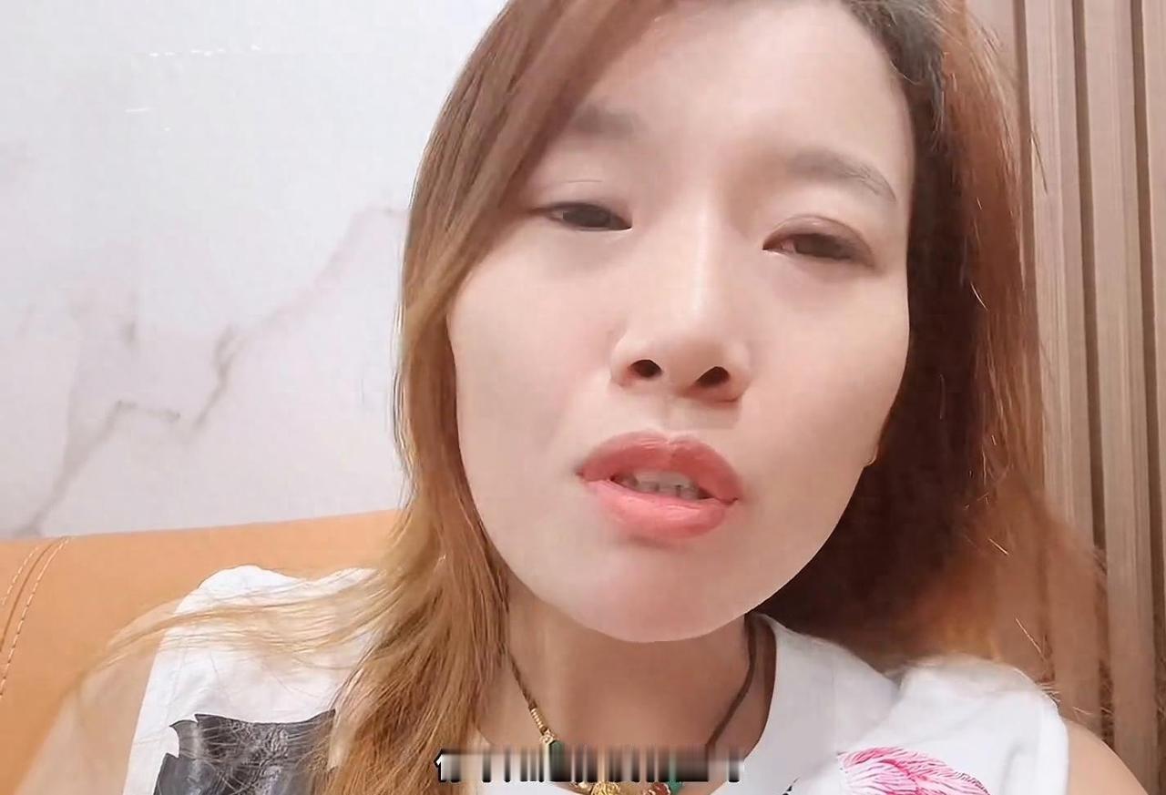 两个小姑娘买三张票，凭什么被你们围着骂？刷到这个视频的时候，我手里的外卖筷子停
