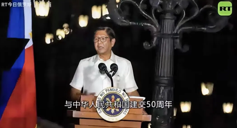 看到这幅图，你简直不相信自己的眼睛，这就是美🐶、菲律宾总统小马科斯在庆祝菲律宾