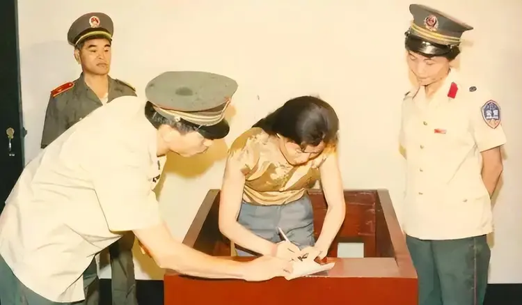 她是中国第一个被执行死刑的明星，却在刑场上大喊不公平！1992年，靠“刘三姐”这