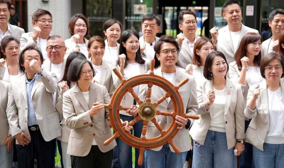 蔡英文做梦也想不到，她刚出山郑丽文就火力全开，断了民进党后路。 2026年