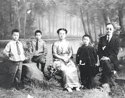 1924年，44岁的章士钊，背着妻子与歌女同居。妻子吴弱男得知后，带着3个儿子斥