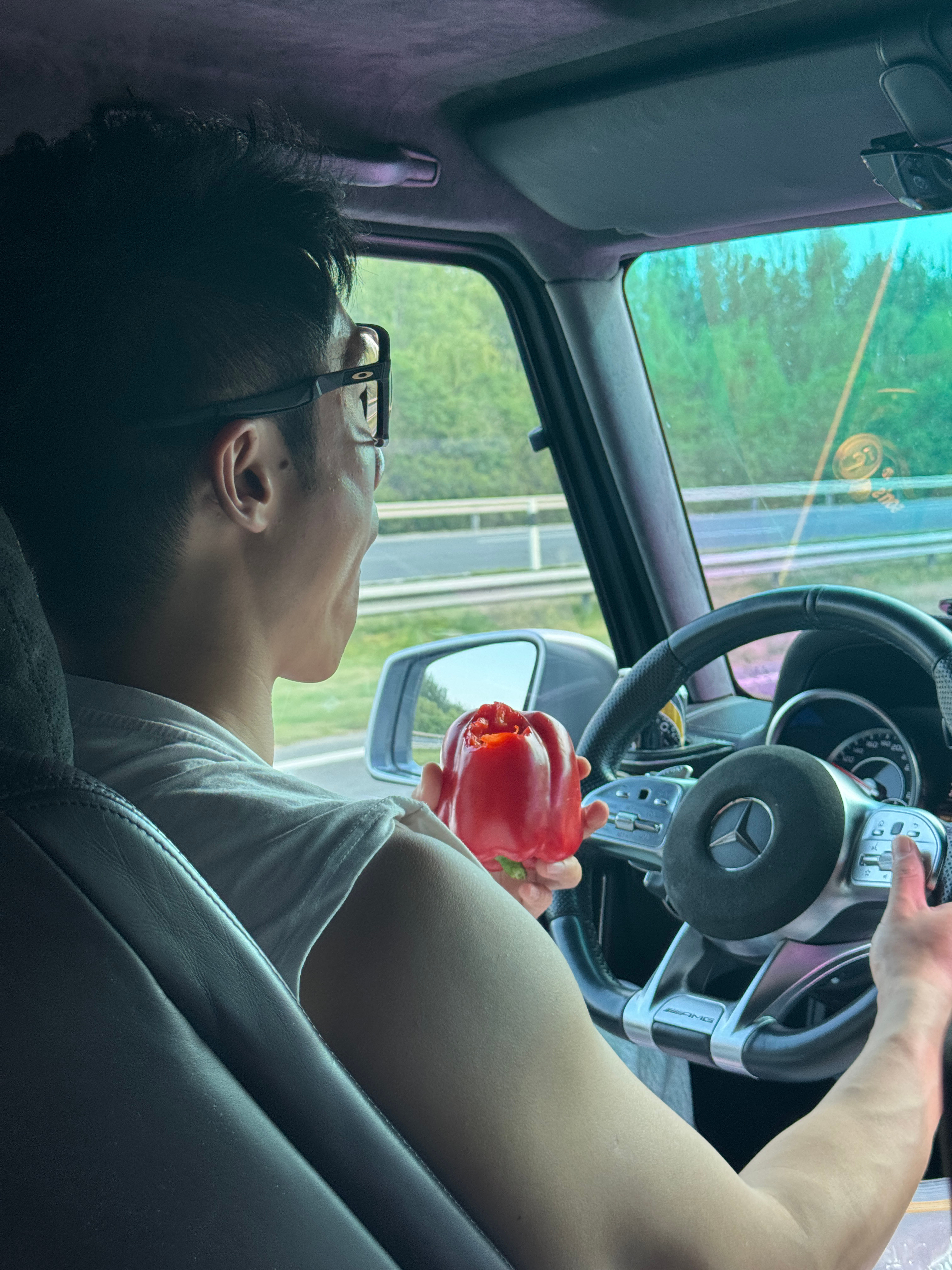 这拿个大辣椒就这么啃，给我整错愕了开G的男的深不可测[并不简单]​​​