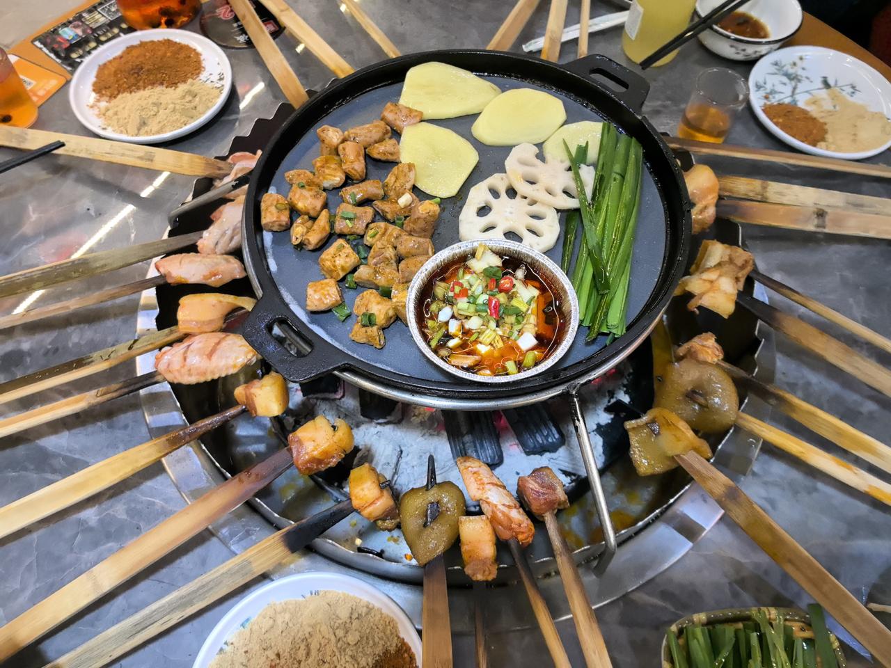 来自大凉山的西昌火盆烧烤，最近几年在成都悄然增多。烤串是大块大块的，有坨坨肉，