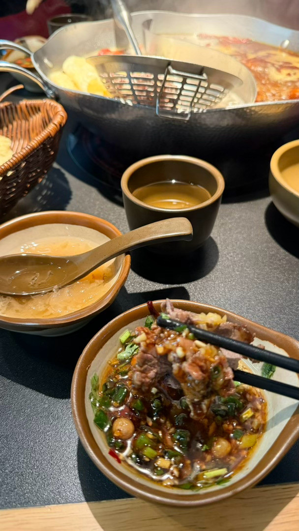 其实是昨天半夜吃了牛肉火锅！今天吃了开封菜，今早起来肚子都是鼓鼓的​​​