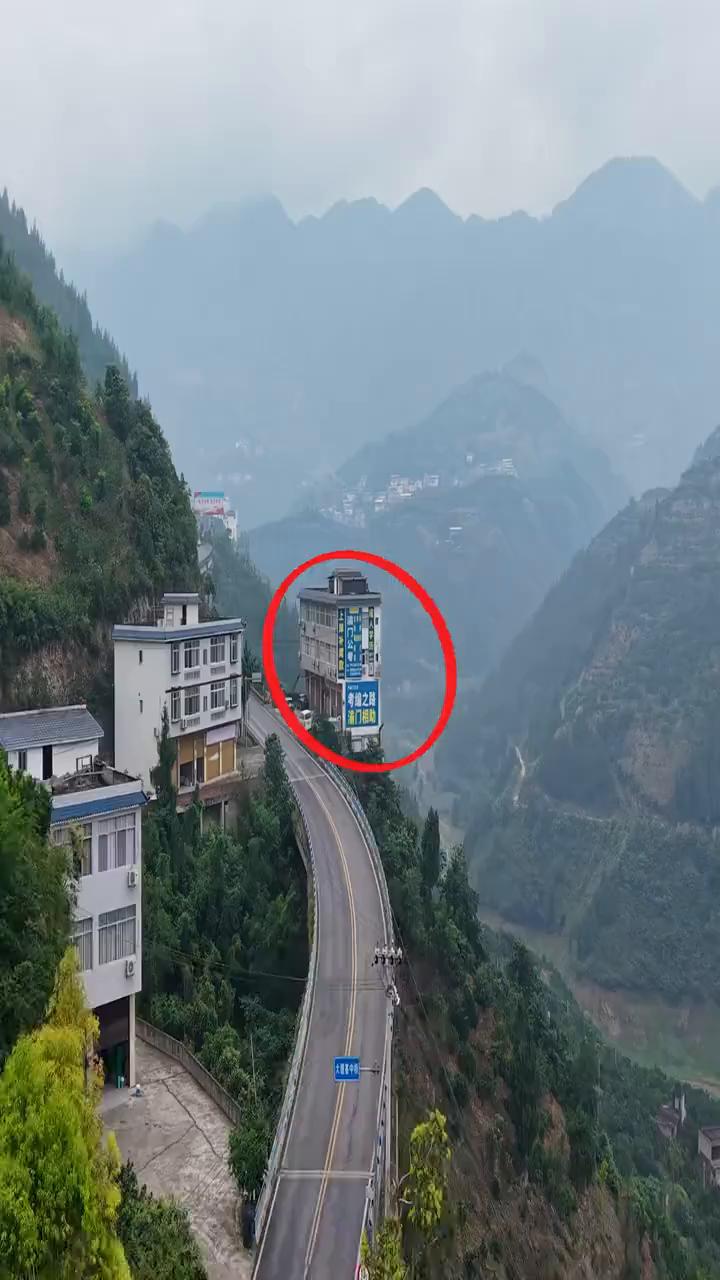 这家人的胆子也太大了，竟然把房子建在悬崖边上。一面是飞驰而过的大货车，一面是陡峭