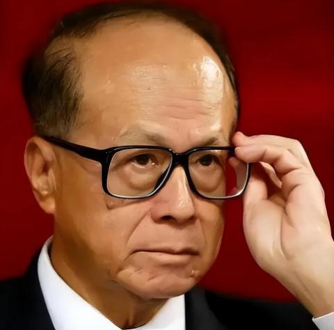 十年前，大家都在说“别让李嘉诚跑了”，那时他把内地的资产打包卖掉。现在，李嘉诚又