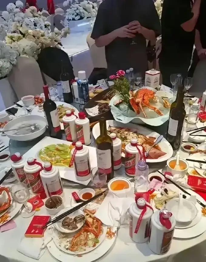 这个家庭的条件真不错，一张桌子这么多的茅台