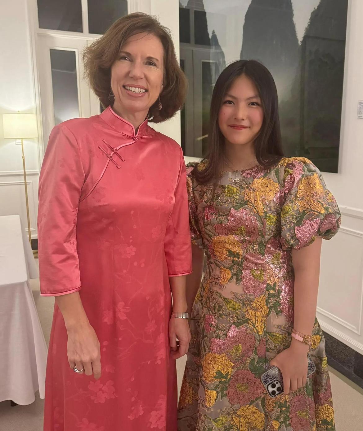 从小被富养的王诗龄，这次李湘带着女儿王诗龄，参加了英国大使吴若兰举办的晚宴，王诗