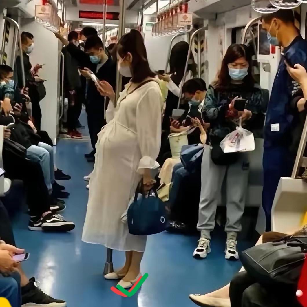 上海地铁揪心一幕！孕妇站五站无人让座，蹲下后一句话，全车人瞬间低头脸红昨天