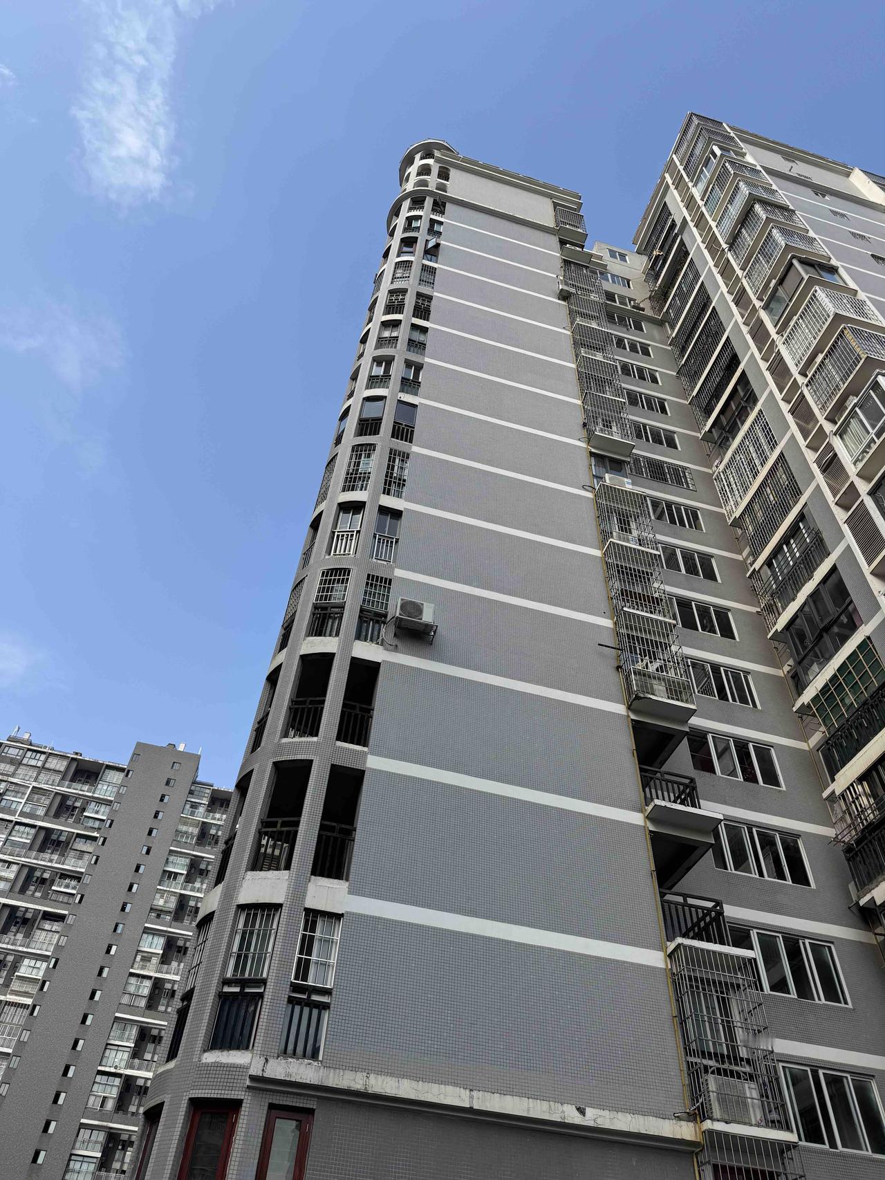 房价下跌以后，没房的笑了，有房的却犯愁了！老婆有个闺蜜，今年35岁，去年才结