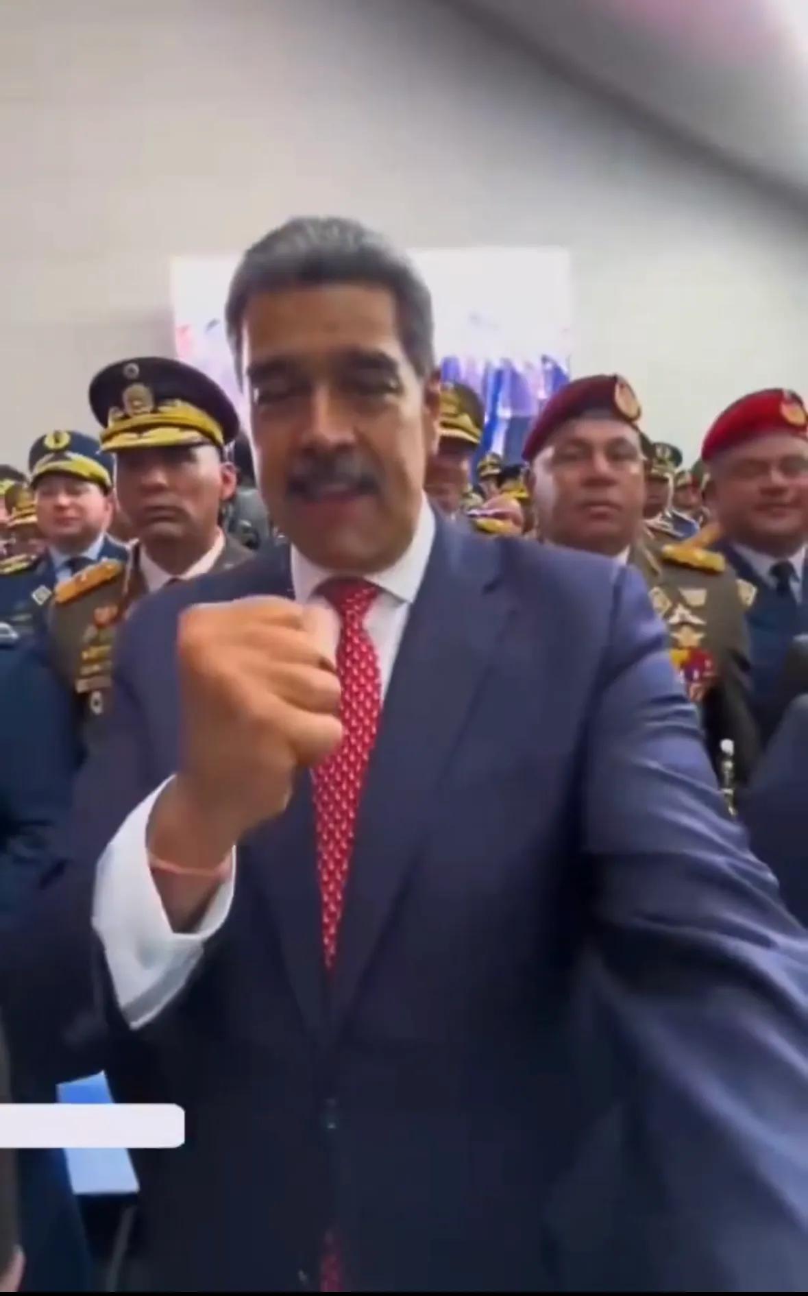 这一大屋子“绝对效忠”的将军，统帅一小时被人拎走了。