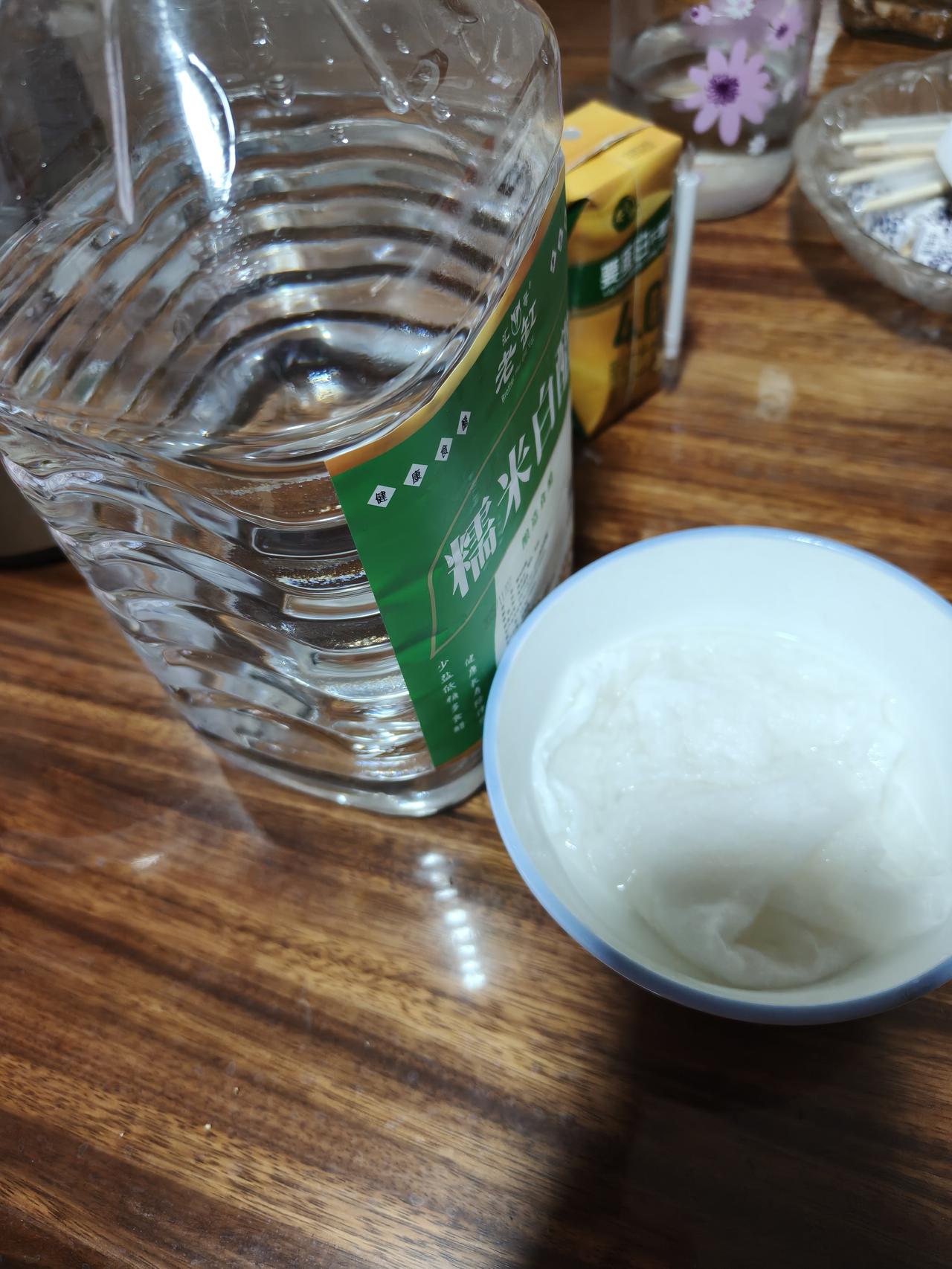 朋友的一番话，让我坚持了好长一段时间。她跟我说，每天用白醋洗脸，既能减少脸上的皱