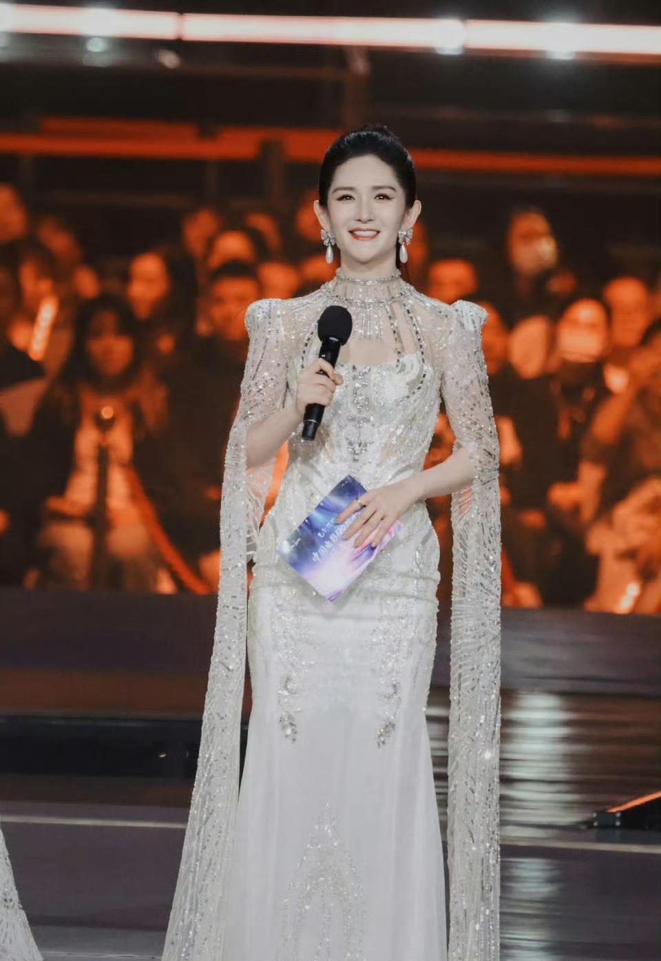 谢娜今日舞台主持风采，这也太给力了！