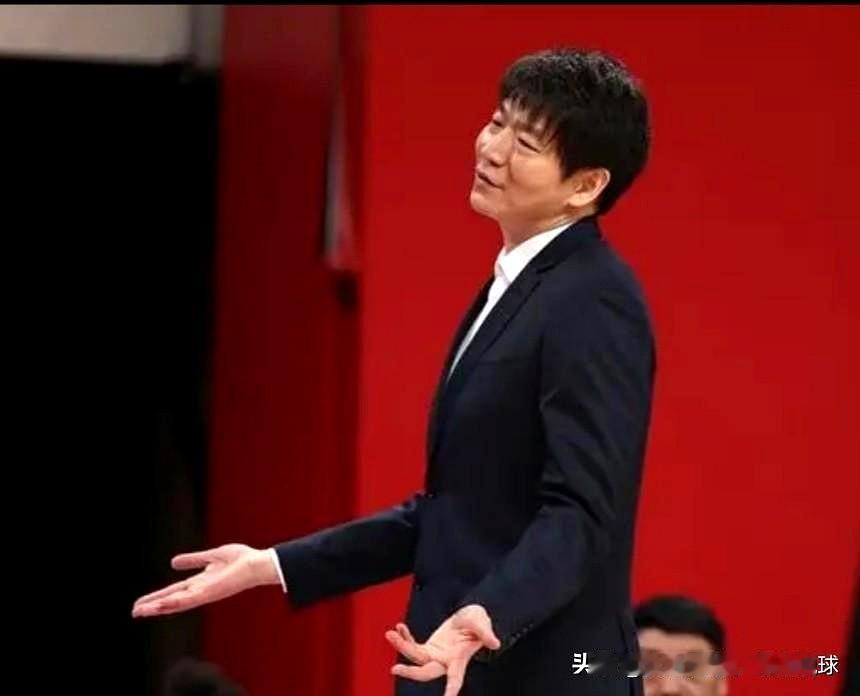 看着邱彪在场边紧锁的眉头，我突然懂了他那句“心凉了”。这不是觉得受了委屈，而是