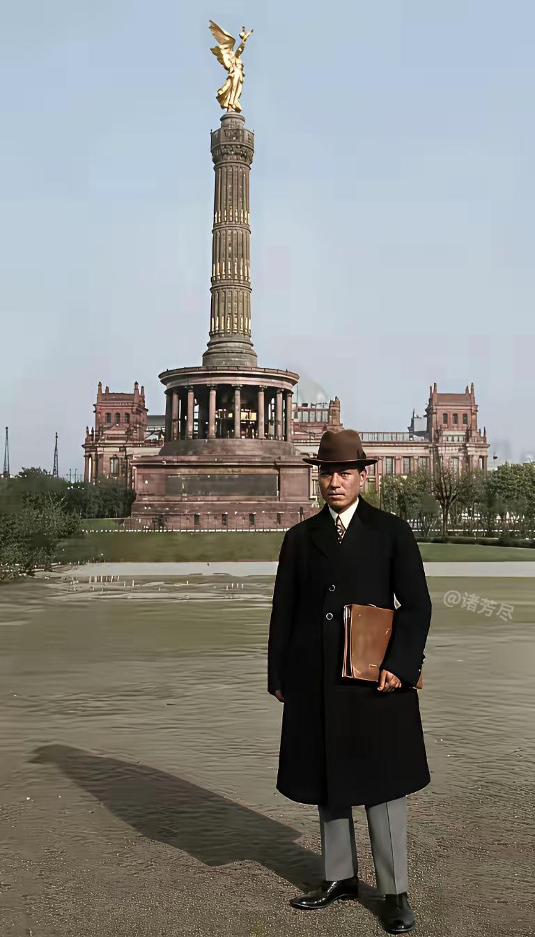 1922年，柏林胜利柱前，这位手持公文包的东方男子究竟是谁？他身着笔挺的黑色