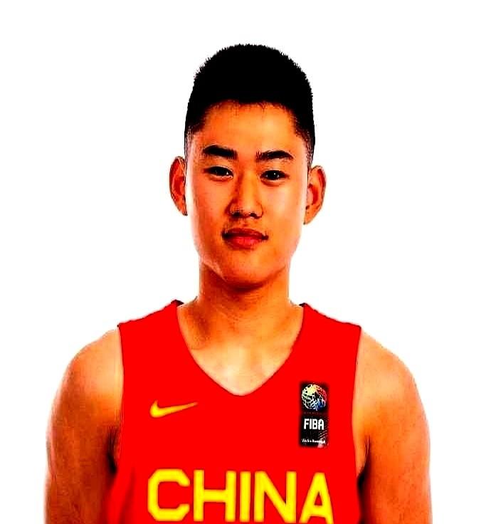 球到手就自己干，这打法在中国男篮还有市场吗？混血后卫朱正拿着球硬吃防守人得分，