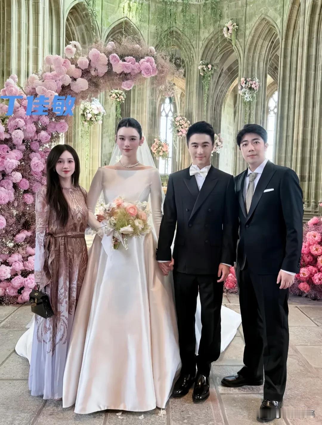 看了奚梦瑶和何猷君结婚典礼的各种照片出来，对于他们的朋友圈，有点咋舌呀。[呲牙笑]
