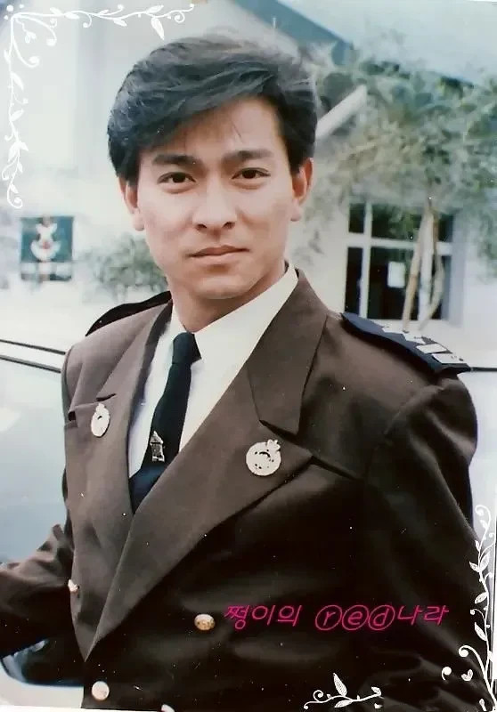 男演员身穿军装，左边是刘德华，右边是肖战，你觉得哪个帅？