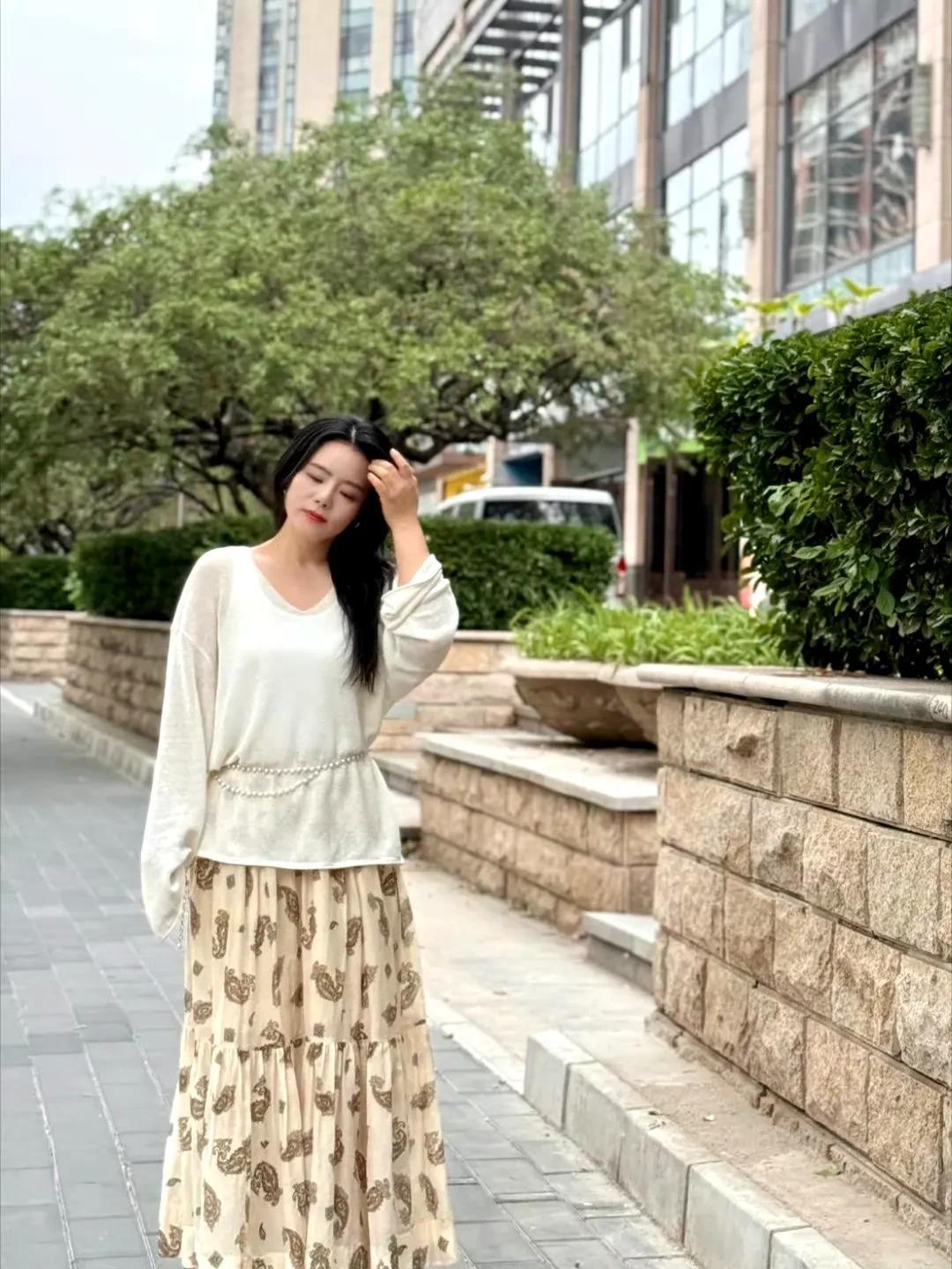 龚琳娜离婚后比以前年轻好看多了，以前真没觉得她哪里吸引人，除了远超实际年龄的老气