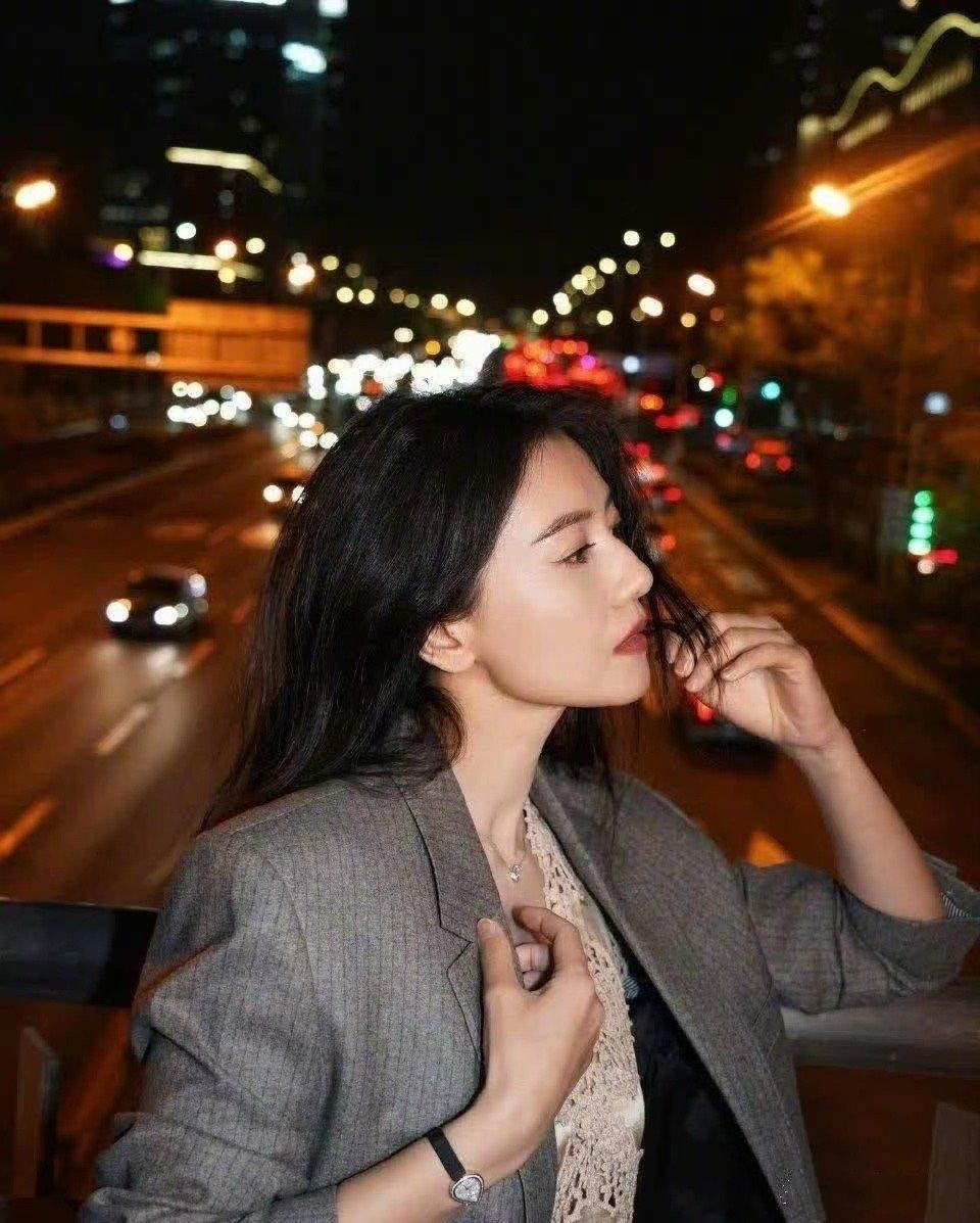 这大晚上的！高圆圆都把睡衣整出来了！确实应景，的确很美啊！