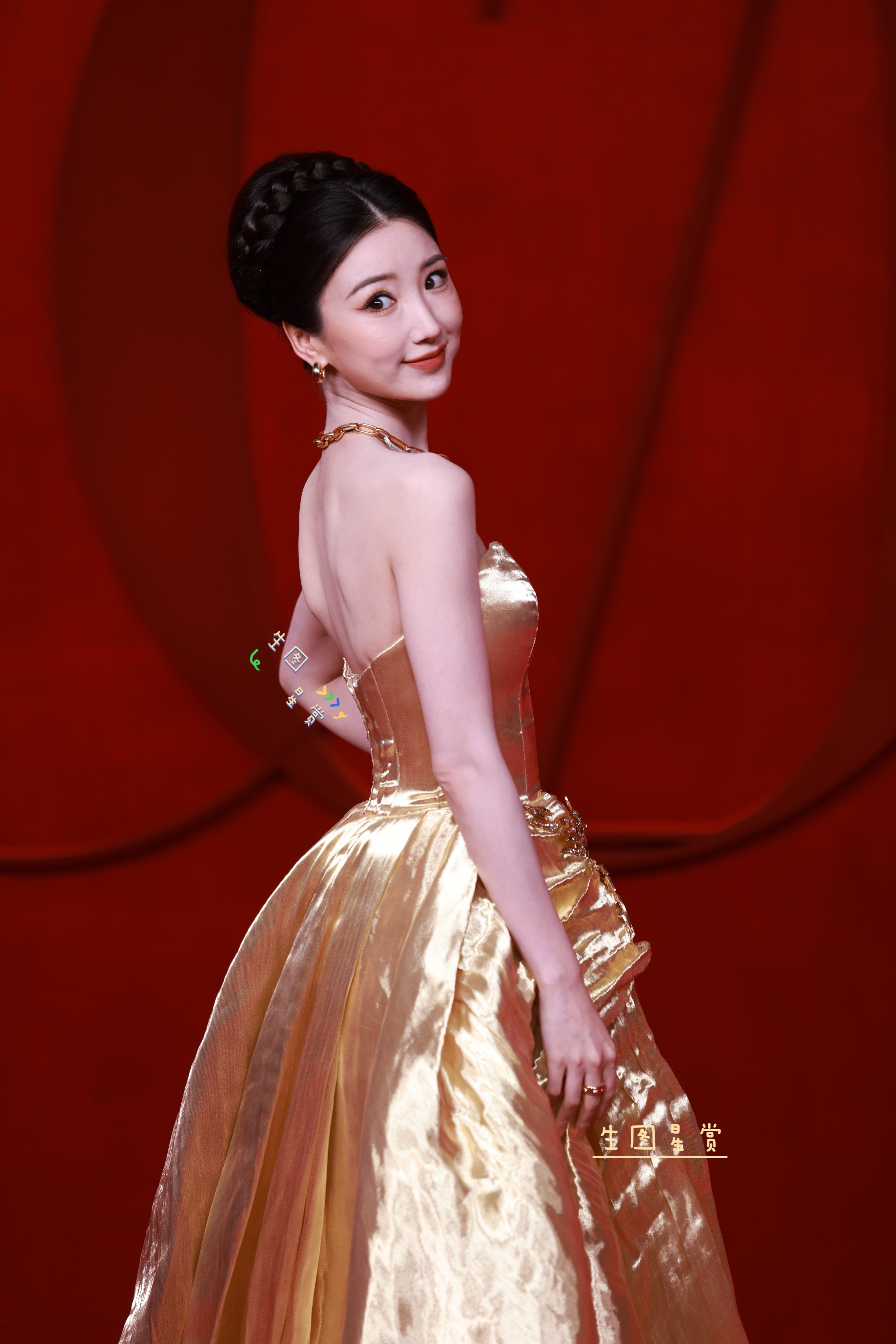 毛晓彤芭莎盛典红毯出图，金色礼服好闪🌟毛晓彤​​​