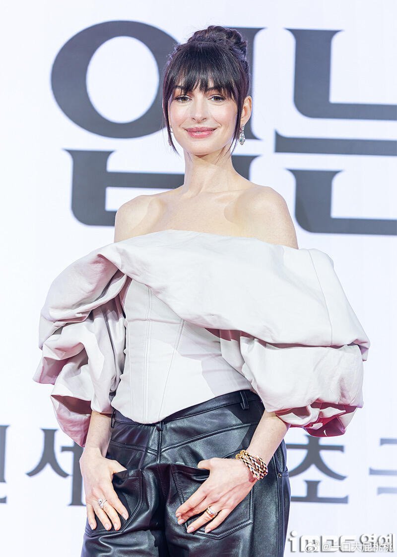 安妮海瑟薇和梅姨马不停蹄来到韩国宣传，今日亮相在首尔举行的电影《穿普拉达的女王2