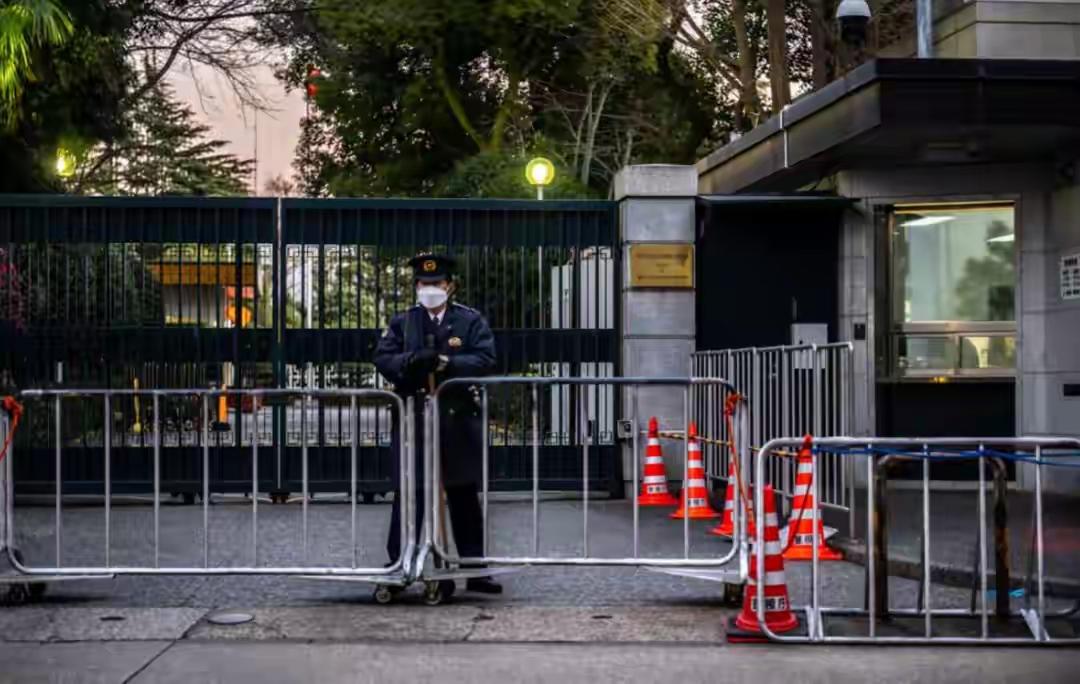 日本自卫官持刀闯中国大使馆！在日华人安全岌岌可危，仇华情绪已失控？