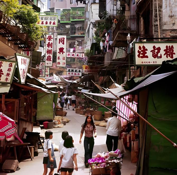 一个普通厨子跟一桩世纪绑架案之间的距离有多远？对何志昌来说，就是六天，六份盒饭。