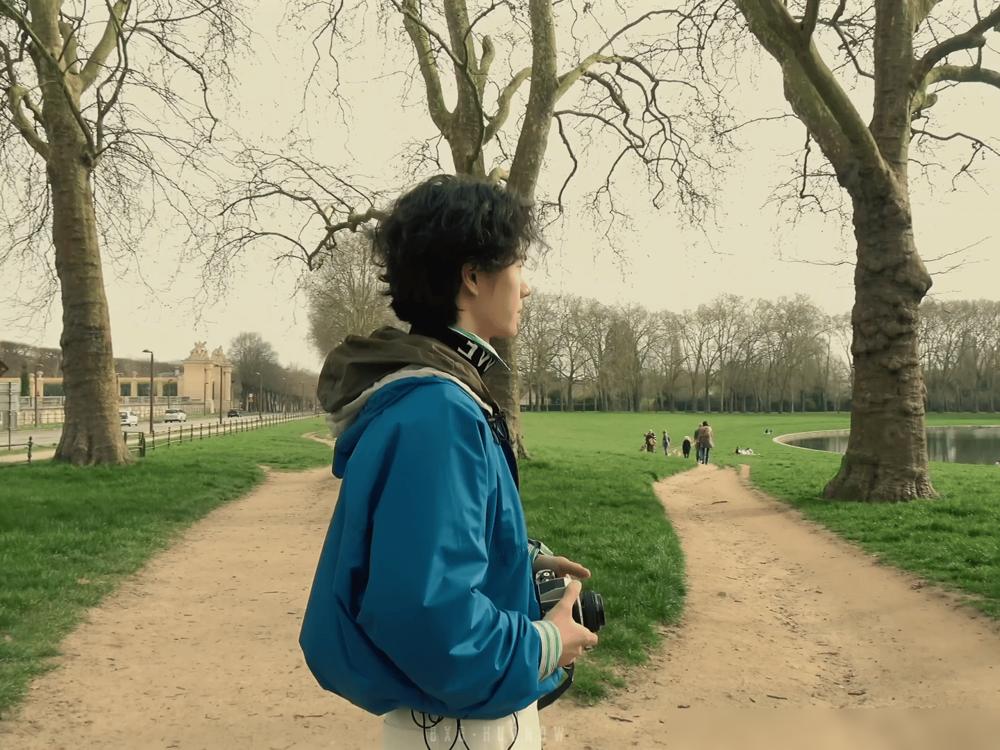 顶流王一博在湖边看风景，评论区都在夸他文艺惬意，可你看完他这一个月的行程单，只会