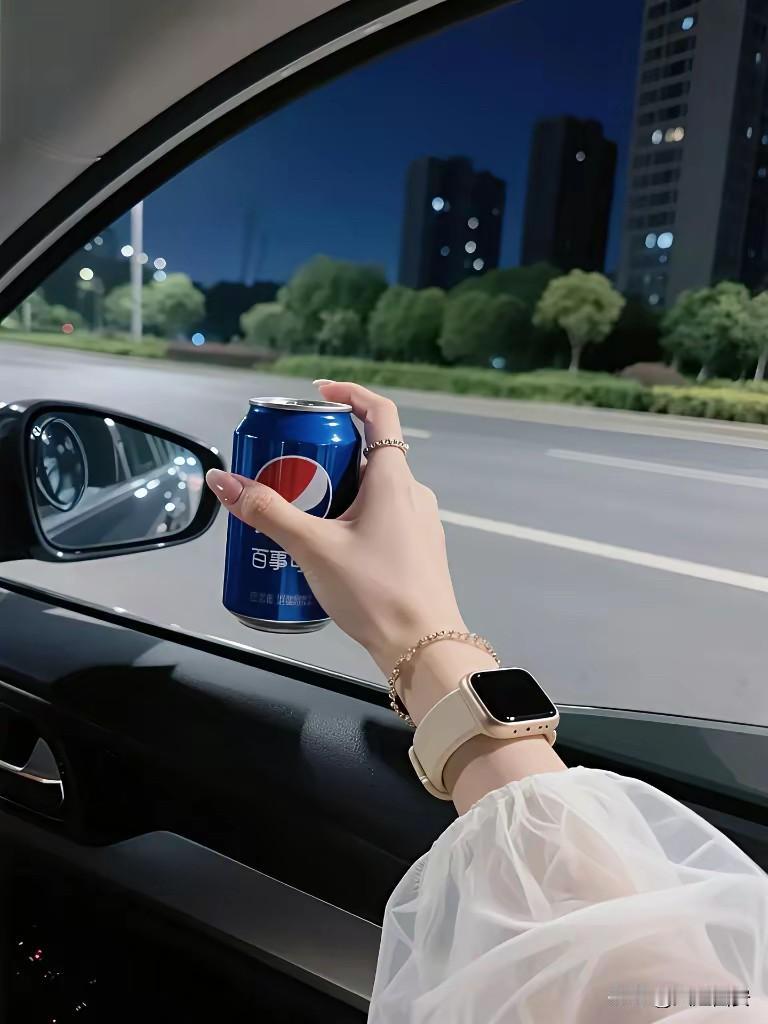 老人说：饿时馒头香，饱时玫瑰香。小时候，总听父母说他们小时候，吃不饱