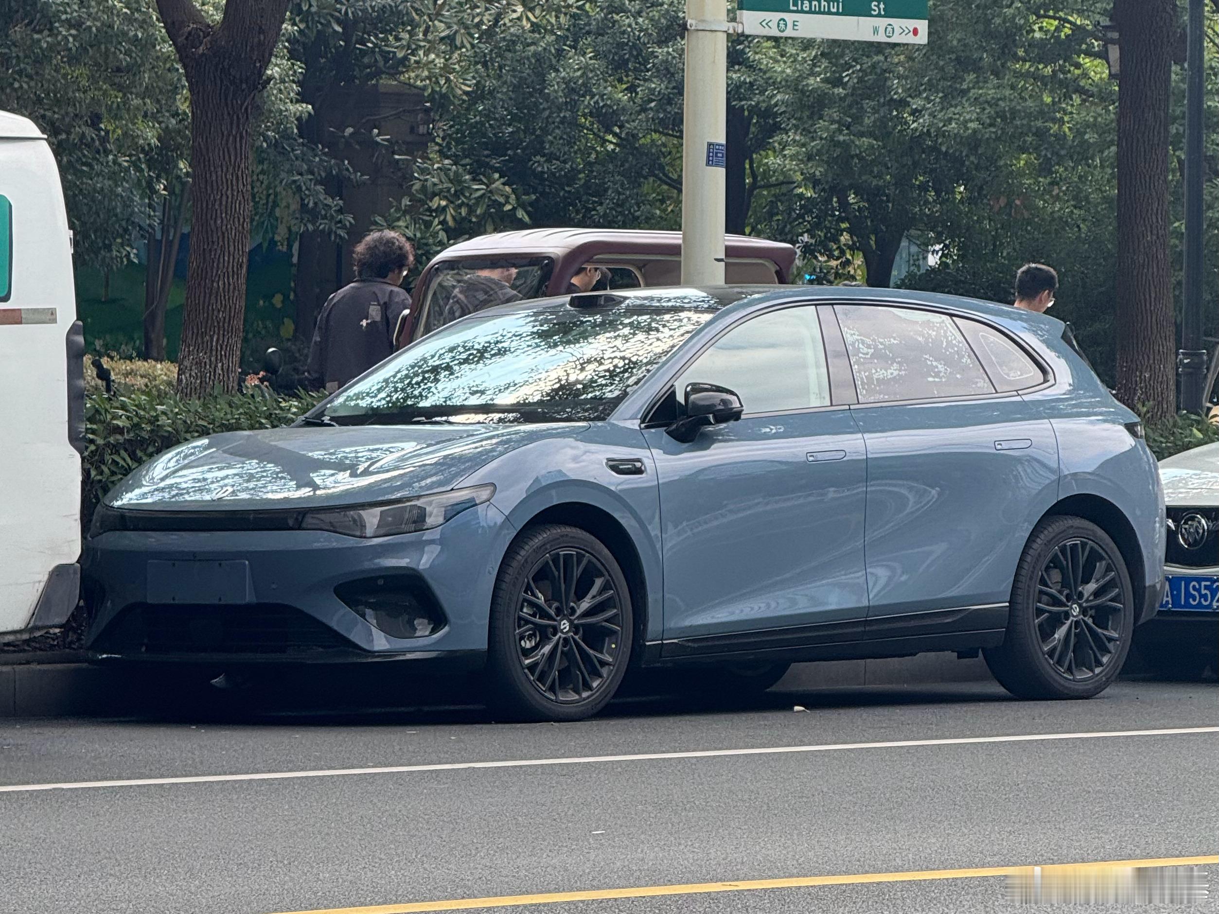 网友投稿，街头偶遇零跑Lafa5，大家感觉颜值怎么样？补充下，这车大概的定位是I