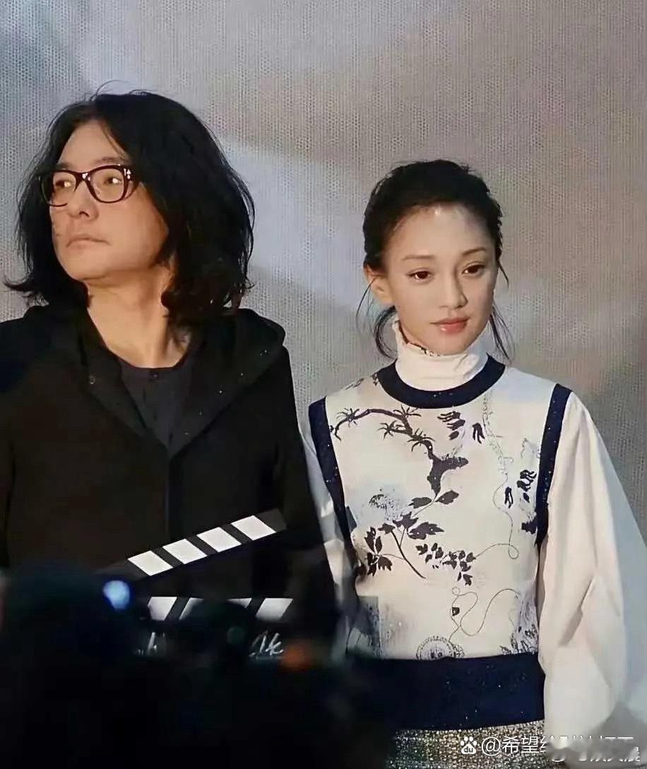 那时候的周迅真的美到发光，灵气与明艳交织，那是她最动人、最巅峰的状态，一眼万年