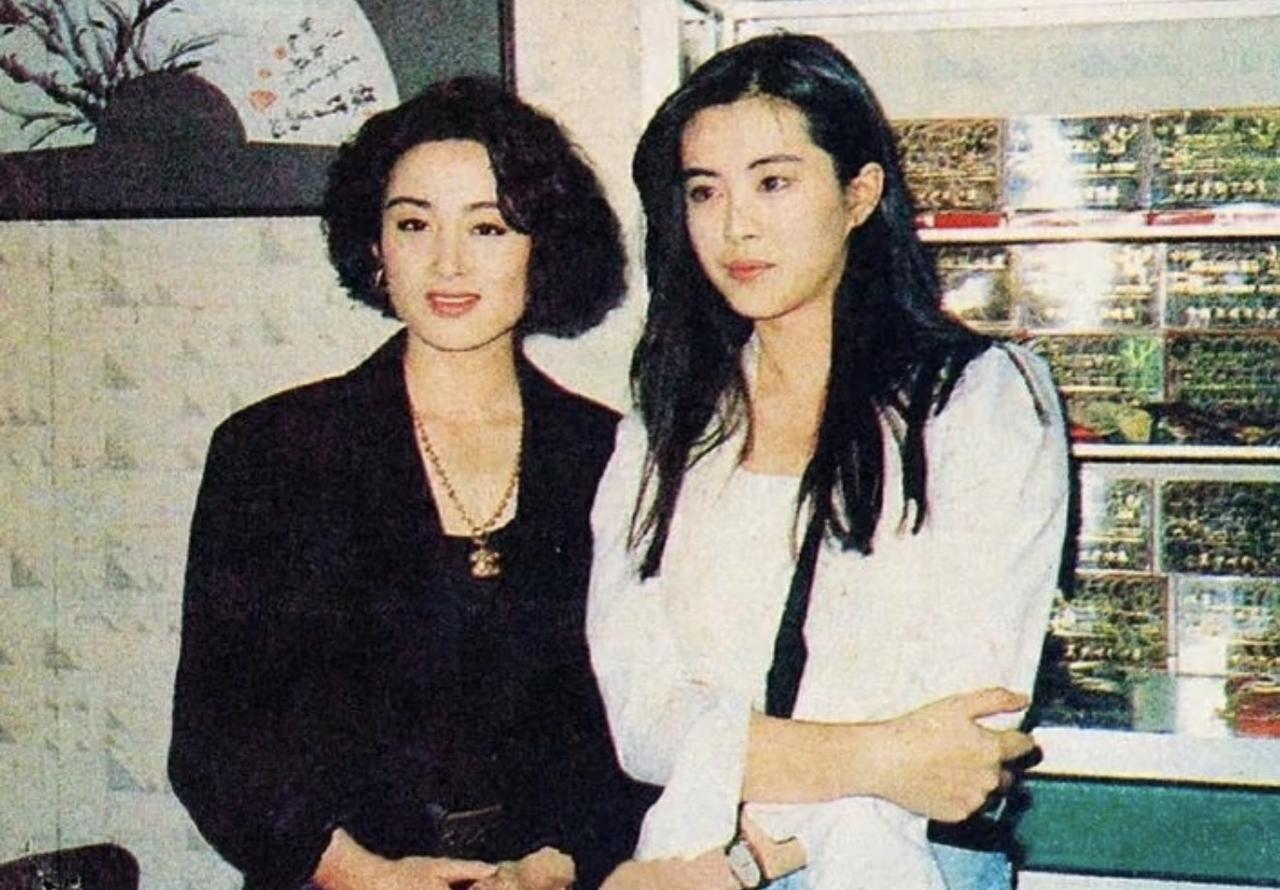 90年代，王祖贤与张敏同框的画面，两人风华正茂的样子。那个时期，港圈有十几位