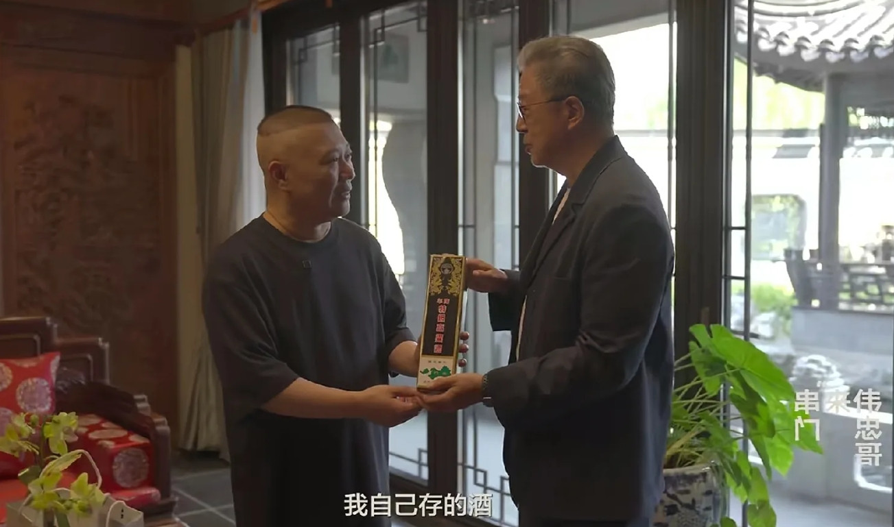 王伟忠到郭德纲天津家里串门，两人双双被批没规矩。到天津拜访德云社班主郭德纲，王