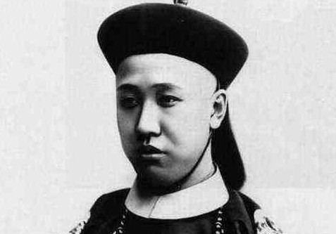 1915年一天，9岁的溥仪和乳母在床上正躺着，谁知，总管太监张谦和招呼也不打直