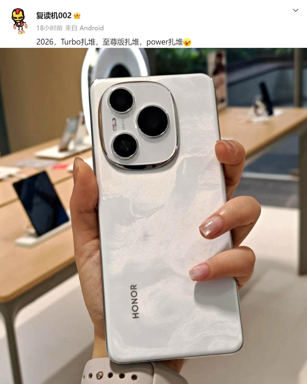 我包里常年装着两块“板砖”，一块是手机，另一块是给它续命的充电宝。这事儿我一直