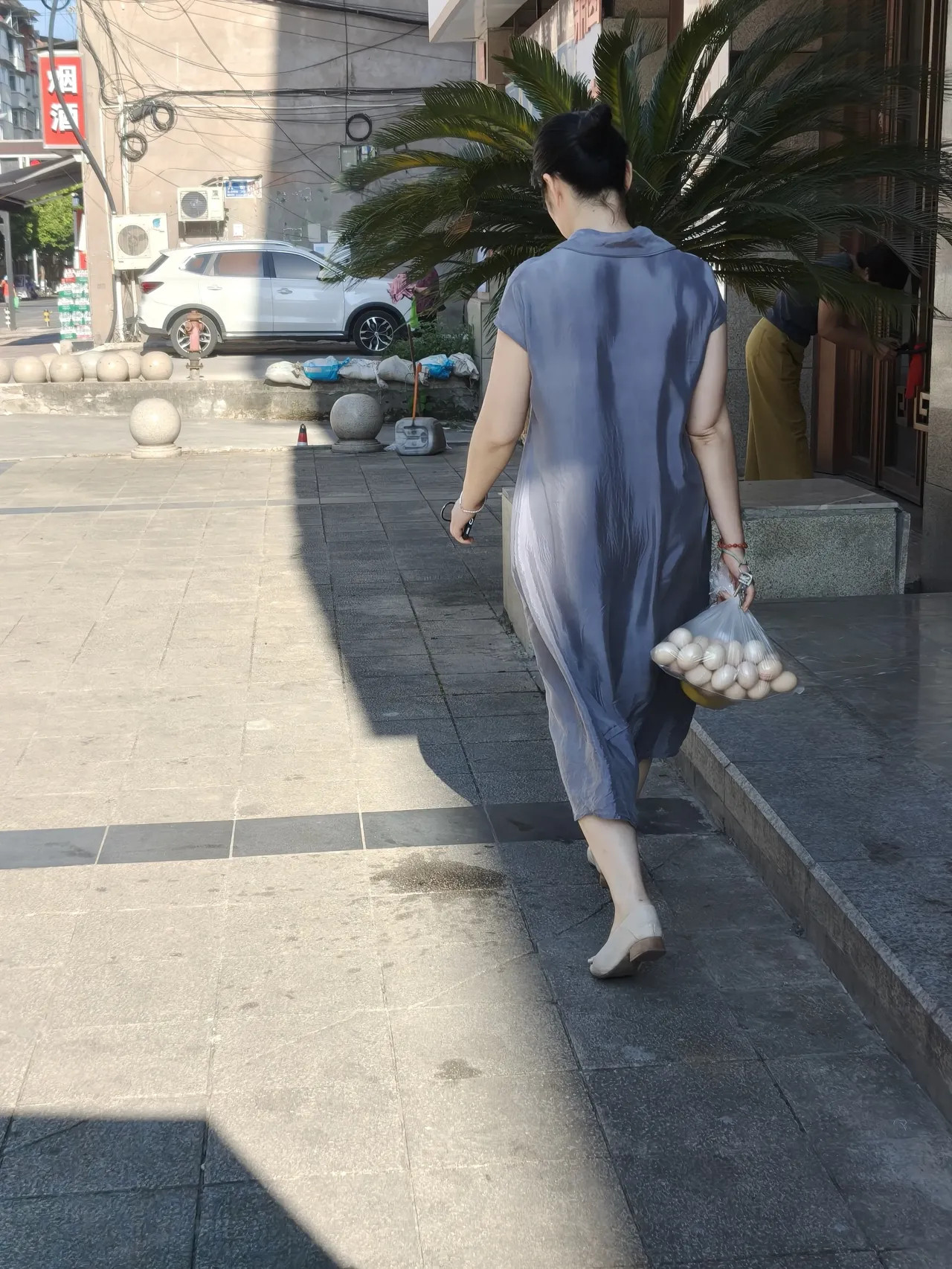 上了年纪穿真丝真的不好看！大姨穿着很贵的真丝裙买蛋她以为她是全场最靓的妹崽结果跟