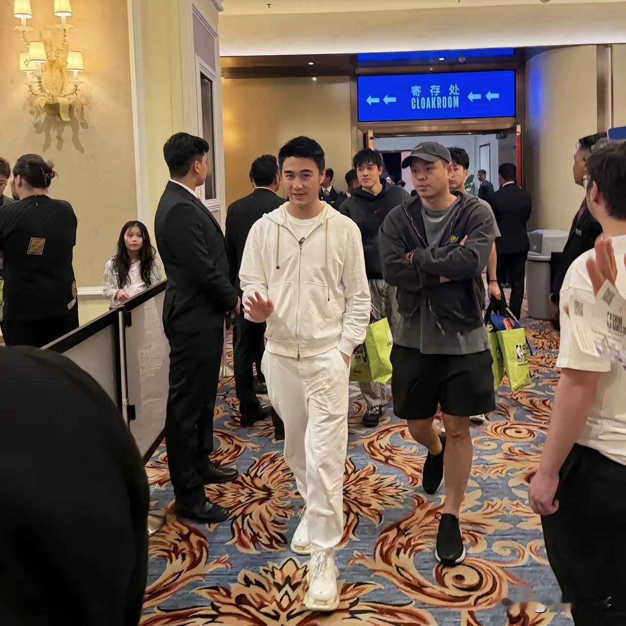 何猷君往NBA中国赛那一站，普通球迷有点晃神。不是因为成龙贝克汉姆在场，也不