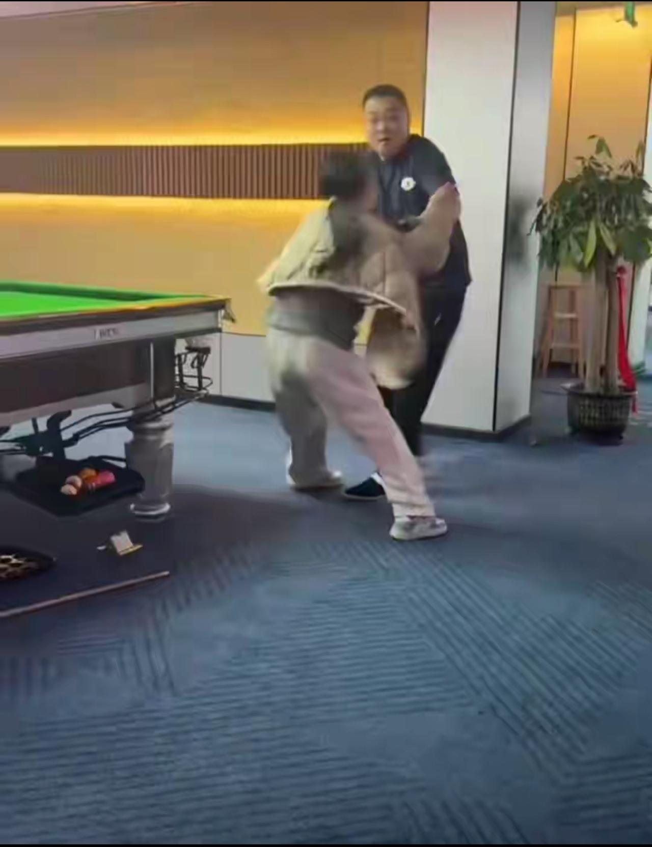 广西台球厅老板欠薪，还甩抛讨薪女生，6人薪资已结清广西防城港发生的这事简直离